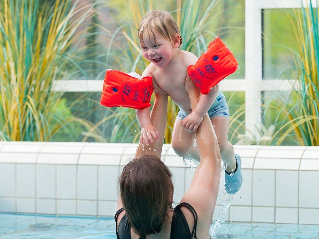 Spaßbecken · Mama wirft Kind in die Luft