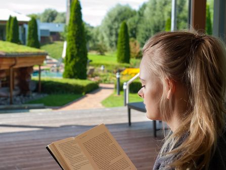 Ruheraum Anbau Medemsauna · Terrasse lesende Frau · Saunalandschaft der Sole-Therme Otterndorf