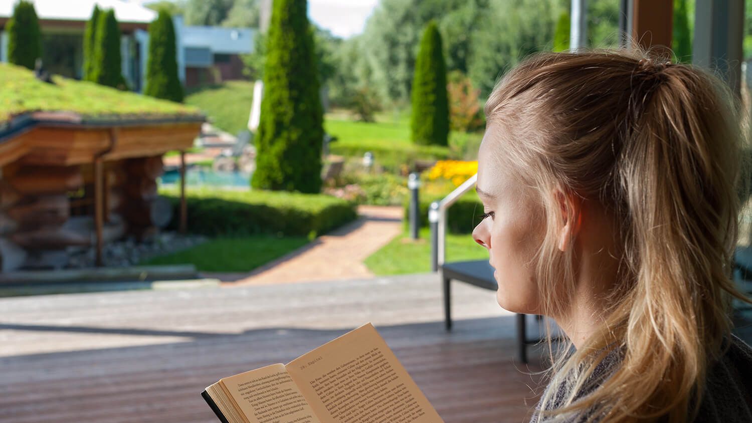 Ruheraum Anbau Medemsauna · Terrasse lesende Frau · Saunalandschaft der Sole-Therme Otterndorf