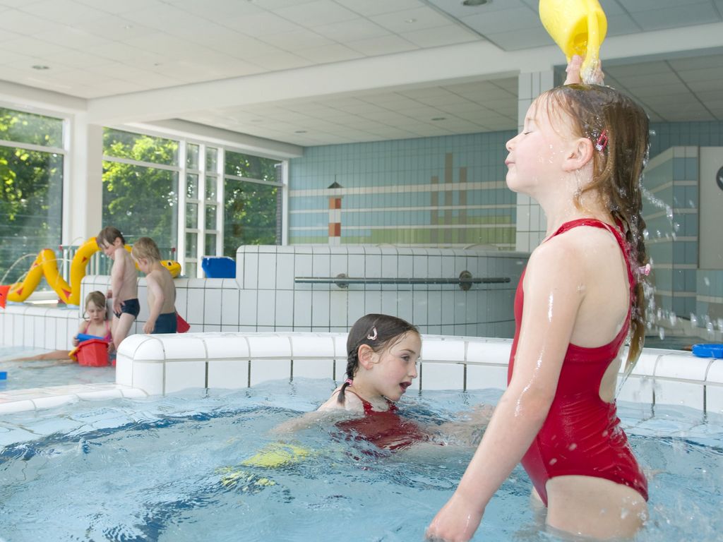 Kleinkindbereich · Kinder spielen im Whirlpool