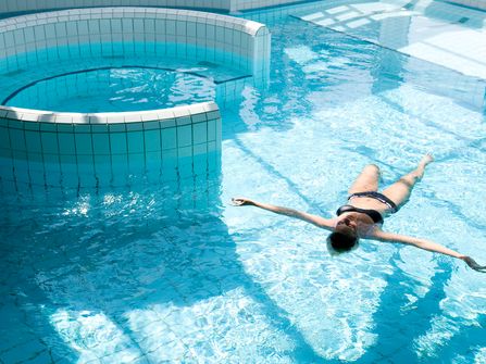 Spaßbecken · treibende Frau