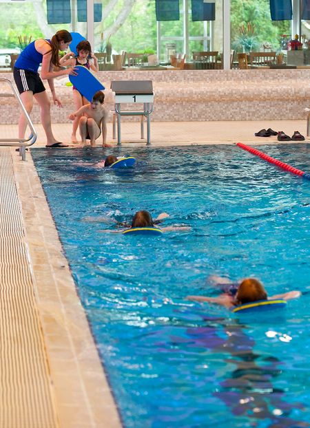 Schwimmschule · Schwimmen mit Brett