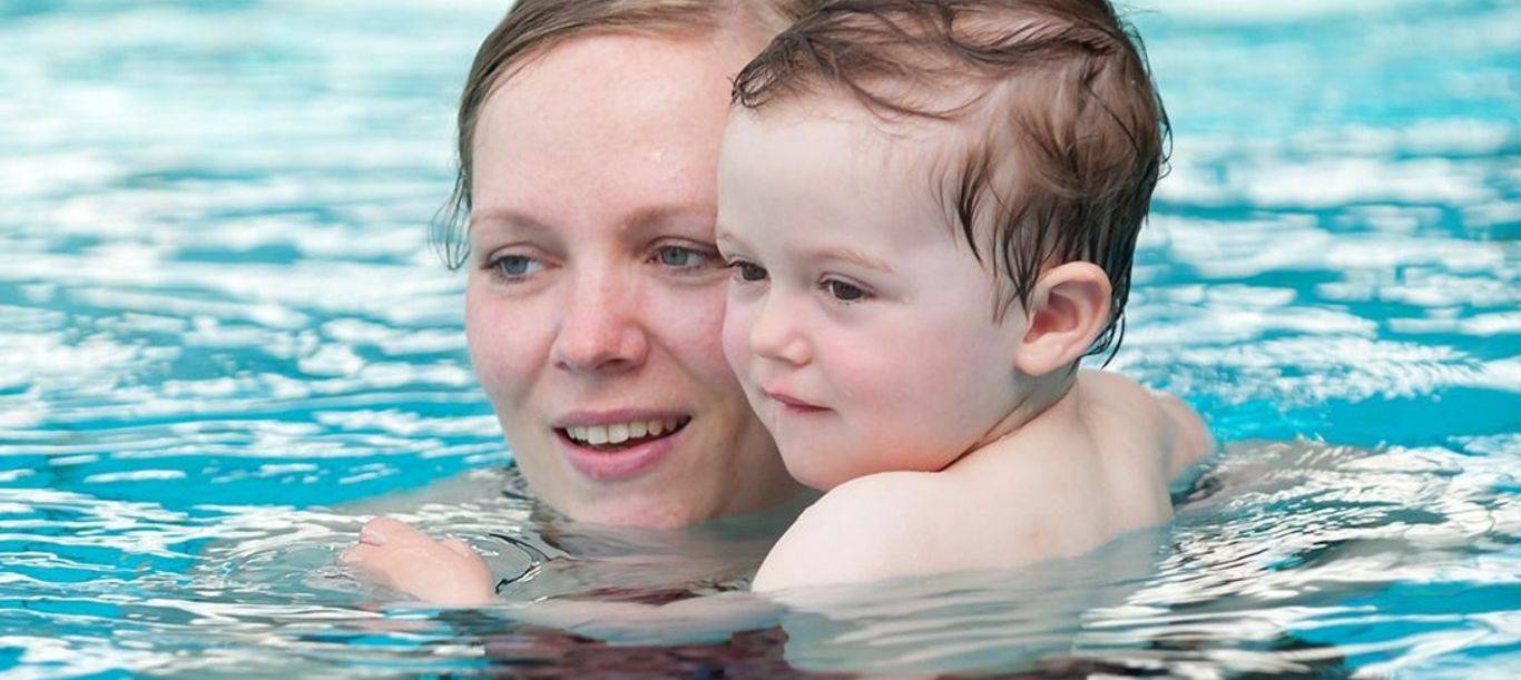 Spaßbecken · Mama und Kind · offenes Babyschwimmen
