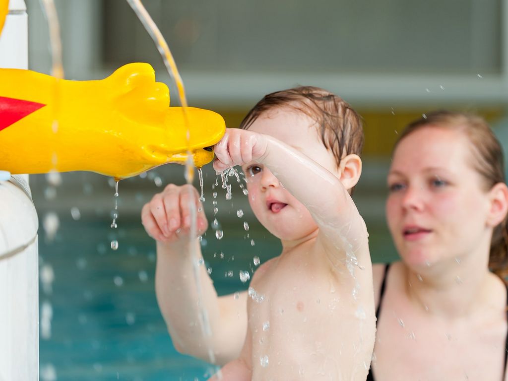 Kleinkindbereich · Kind an Wasserschlange