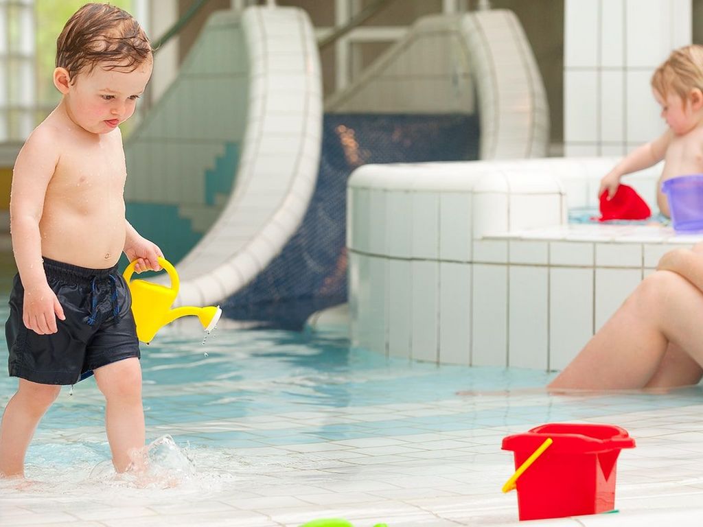 Kleinkindbereich · Kinder spielen im Whirlpool und Becken mit Mama