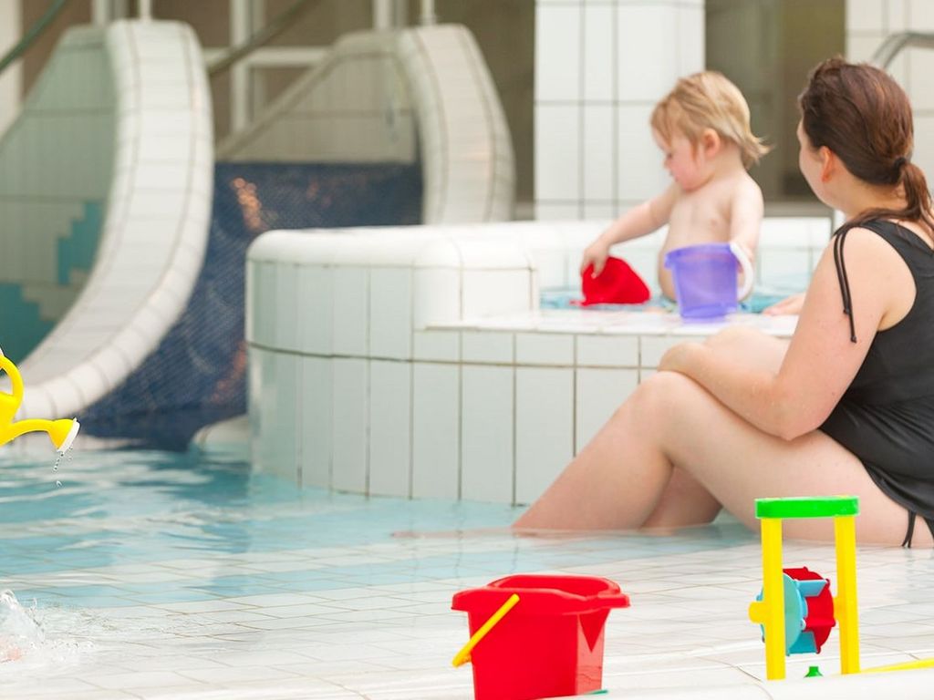 Kleinkindbereich · Kinder spielen im Whirlpool und Becken mit Mama