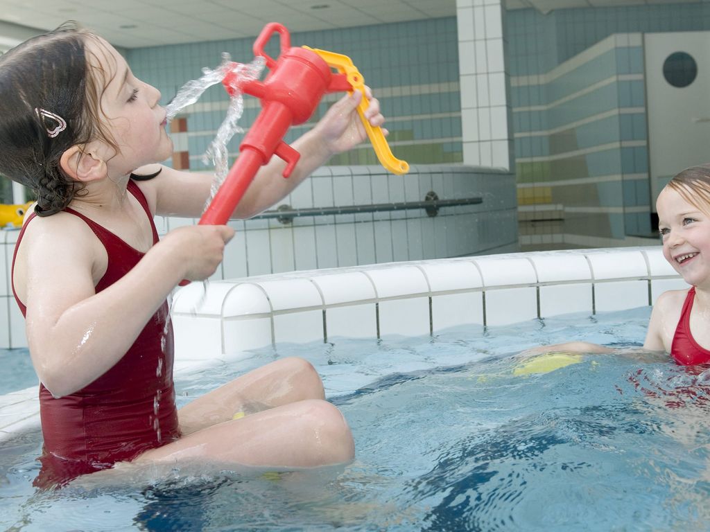 Kleinkindbereich · Kinder spielen im Whirlpool