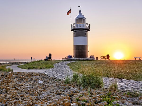 Der Leuchtturm Kleiner Preuße in Wremen bei Sonnenuntergang.