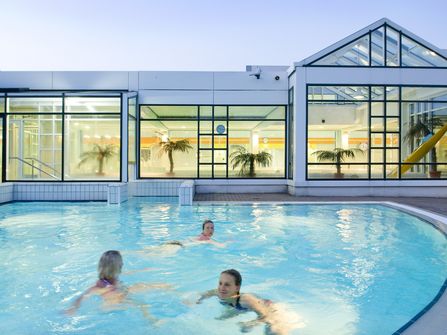 Außenbecken · schwimmende Badegäste