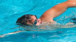 Schwimmer schwimmt Kraul