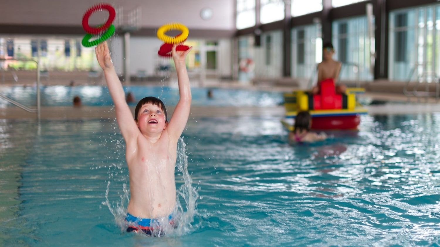 Nichtschwimmerbecken · Kind mit Tauchringen