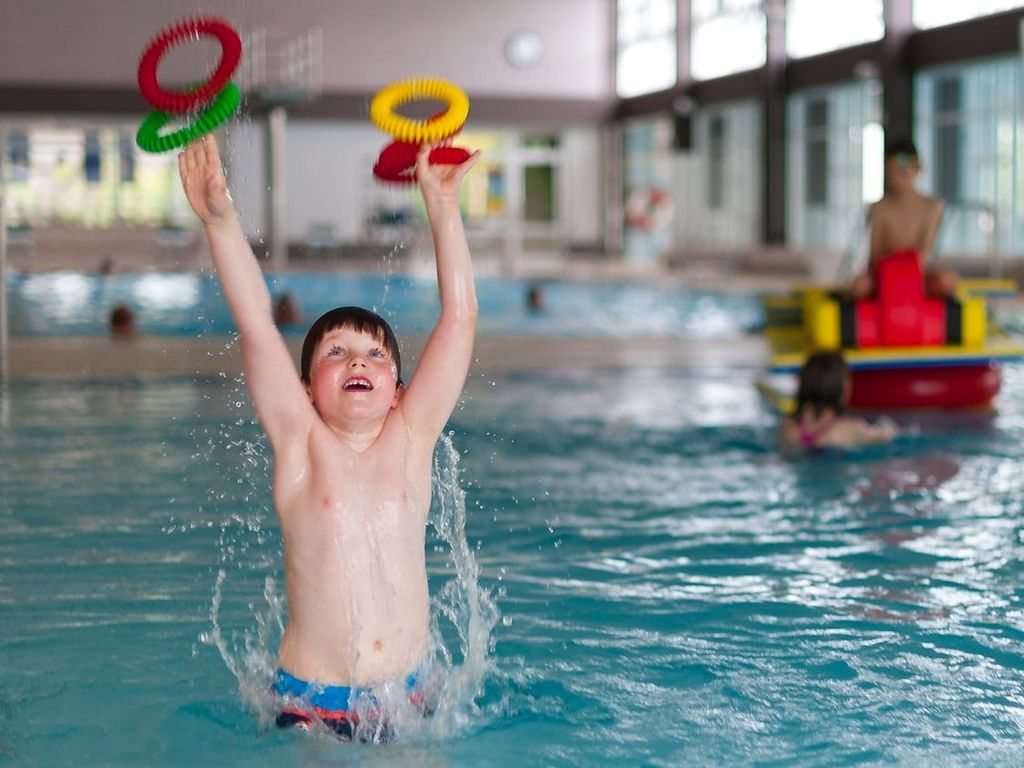 Nichtschwimmerbecken · Kind mit Tauchringen