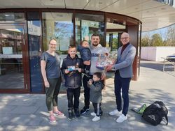 5.000.000-ster Gast der Sole-Therme Otterndorf Badleiterin Marei Toellner, Jakov Wathe mit seinen Kindern Liam, Arthur und Daniel sowie Patrick Pawlowski