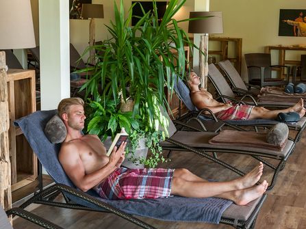 Ruheraum Anbau Medemsauna mit Saunagästen · Saunalandschaft der Sole-Therme Otterndorf