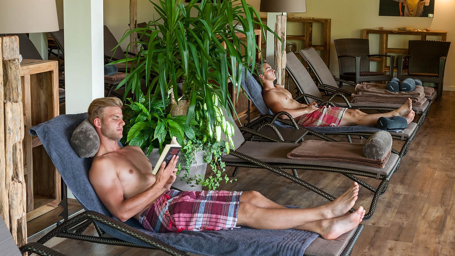 Ruheraum Anbau Medemsauna mit Saunagästen · Saunalandschaft der Sole-Therme Otterndorf