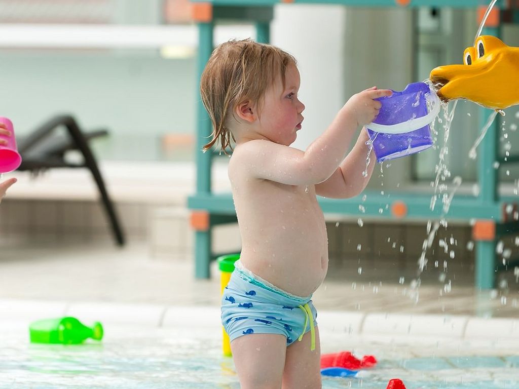 Kleinkindbereich · Kinder spielen an Wasserschlange