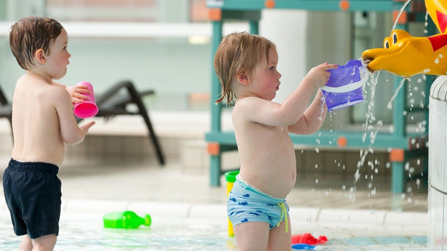 Kleinkindbereich · Kinder spielen an Wasserschlange