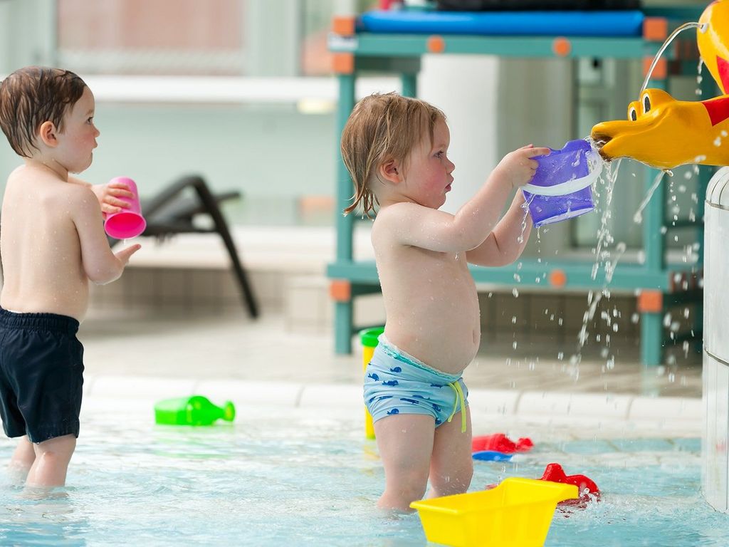 Kleinkindbereich · Kinder spielen an Wasserschlange