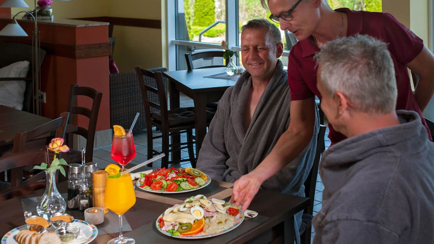 Bistro · Salat am Tisch · Saunalandschaft der Sole-Therme Otterndorf